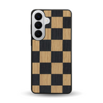 Coque de protection en bois véritable fabriquée en France pour Samsung S26+ alliant plusieurs essences de bois pour représenter un damier