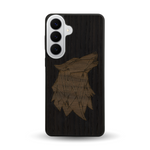 Coque de protection en bois véritable fabriquée en France pour Samsung S26+ alliant du chêne fumé et du noyer représentant une tête de loup géométrique de profil sur le thème des animaux et de la nature