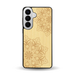Coque de protection en bois véritable fabriquée en France pour Samsung S26+ sur le thème de la bohème et du tatouage au henné avec une gravure représentant un mandala