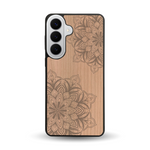 Coque de protection en bois véritable fabriquée en France pour Samsung S26+ sur le thème de la bohème et du tatouage au henné avec une gravure représentant un mandala