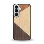 Coque de protection en bois véritable fabriquée en France pour Samsung S26+ alliant du merisier, du noyer et du bambou formant chacun deux triangles et un trapèze avec deux jointures en diagonale sur le thème de l'art abstrait