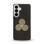 Coque de protection en bois véritable fabriquée en France pour Samsung S26+ alliant du chêne fumé et du bambou et doré représentant un triskell