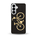 Coque de protection en bois véritable fabriquée en France pour Samsung S26+ sur le theme du vélo et de l'outdoor qui allie du bambou et du chêne fumé représentant un vélo