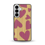 Coque de protection en bois véritable fabriquée en France pour Samsung S26+ alliant plusieurs essences de bois pour représenter des coeurs pour les amoureux