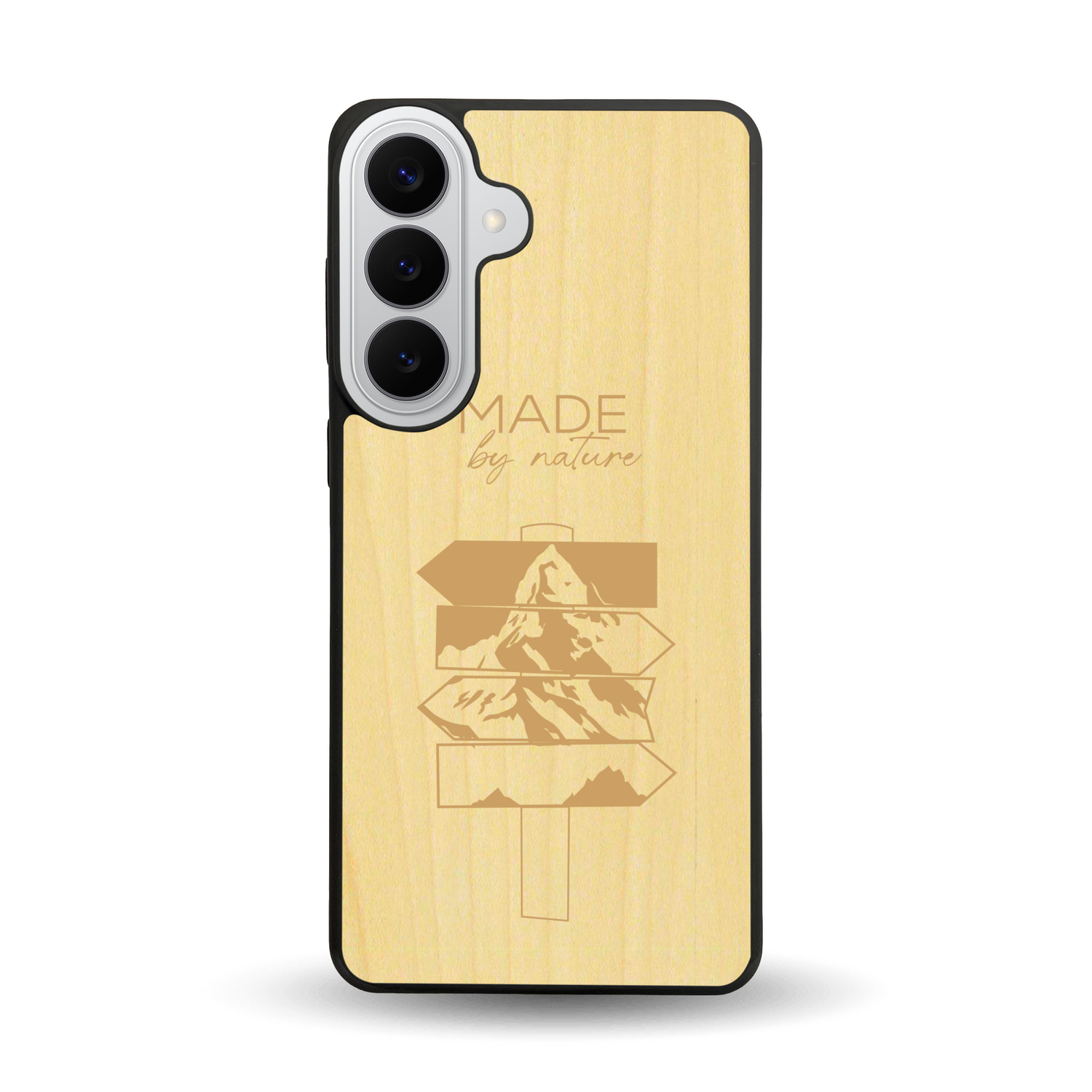 Coque de protection en bois véritable fabriquée en France pour Samsung S26+ sur le thème de la nature et des arbres avec une gravure représentant une pomme de pin et la phrase "made by nature"