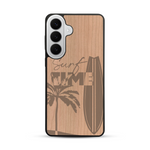 Coque de protection en bois véritable fabriquée en France pour  sur le thème chill avec un motif représentant une silouhette tenant une planche de surf sur une plage entouré de palmiers et les mots "Surf Time Long Beach Miami"