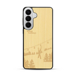 Coque de protection en bois véritable fabriquée en France pour  sur le thème de la montagne, du ski et de la neige avec un motif représentant une paire de ski plantée dans la neige avec en fond des montagnes enneigées