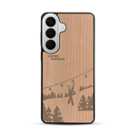 Coque de protection en bois véritable fabriquée en France pour  sur le thème de la montagne, du ski et de la neige avec un motif représentant une paire de ski plantée dans la neige avec en fond des montagnes enneigées