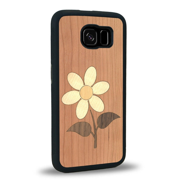 Coque de protection en bois véritable fabriquée en France pour Samsung S7 alliant plusieurs essences de bois pour représenter une marguerite