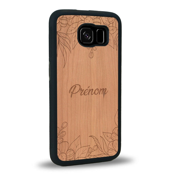 Coque de protection en bois véritable fabriquée en France pour Samsung S7E sur le thème de la fête des mères avec un motif représentant des fleurs et des feuilles