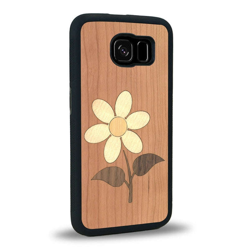 Coque de protection en bois véritable fabriquée en France pour Samsung S7E alliant plusieurs essences de bois pour représenter une marguerite