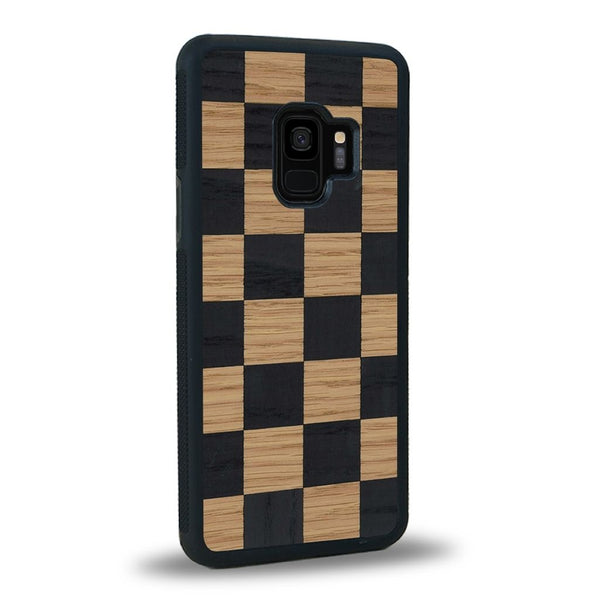 Coque de protection en bois véritable fabriquée en France pour Samsung S9 alliant plusieurs essences de bois pour représenter un damier