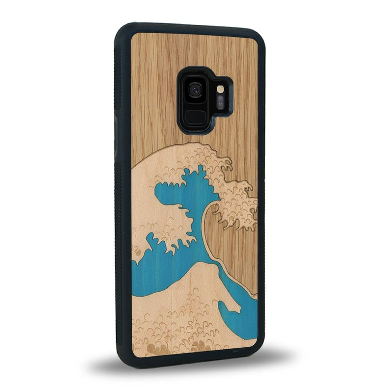 Coque de protection en bois véritable fabriquée en France pour Samsung S9+ alliant plusieurs essences de bois pour représenter la célèbre grande vague de Kanagawa