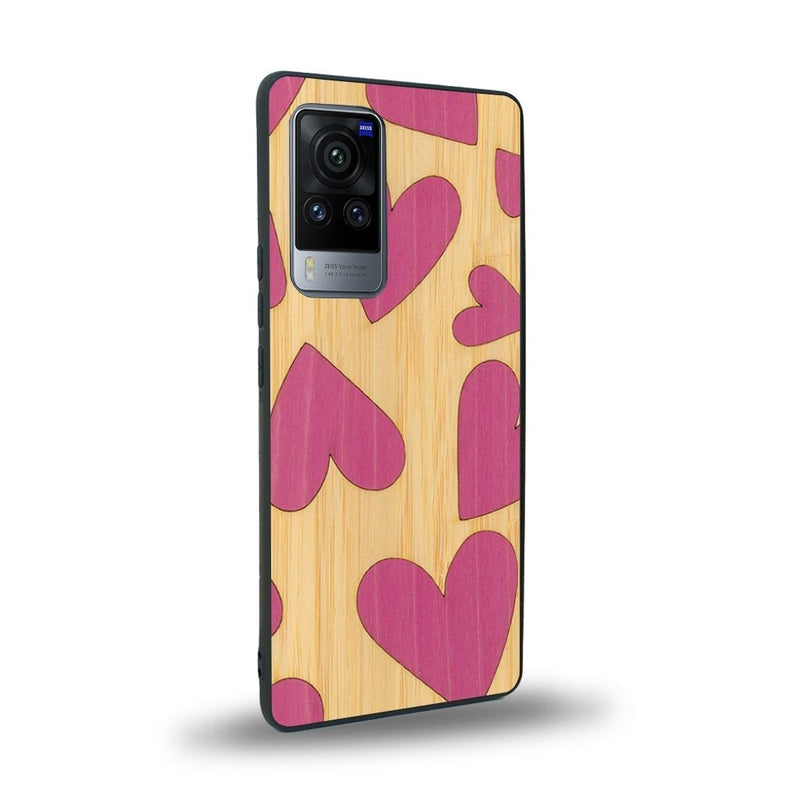 Coque de protection en bois véritable fabriquée en France pour Vivo X60 alliant plusieurs essences de bois pour représenter des coeurs pour les amoureux