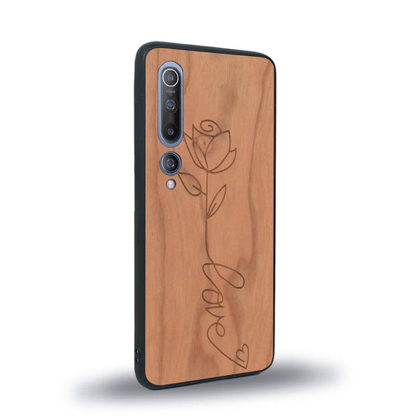 Coque de protection en bois véritable fabriquée en France pour Xiaomi Mi 10 sur le thème de la fête des mères avec un motif représentant une fleur dont la tige forme le mot "love"