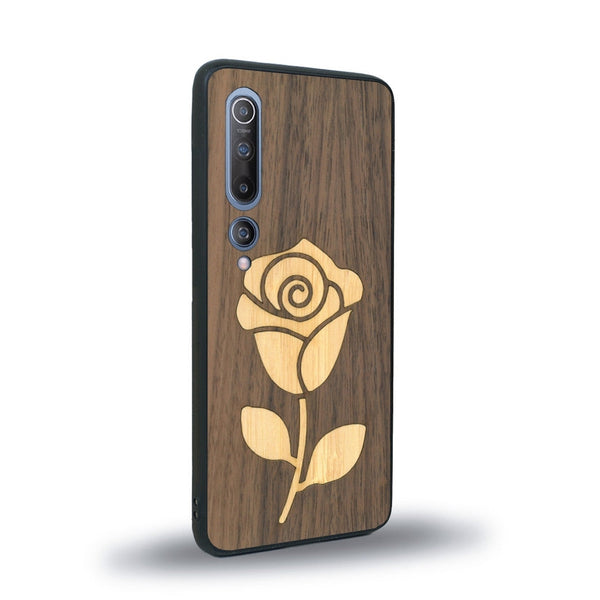 Coque de protection en bois véritable fabriquée en France pour Xiaomi Mi 10 alliant plusieurs essences de bois pour représenter une rose