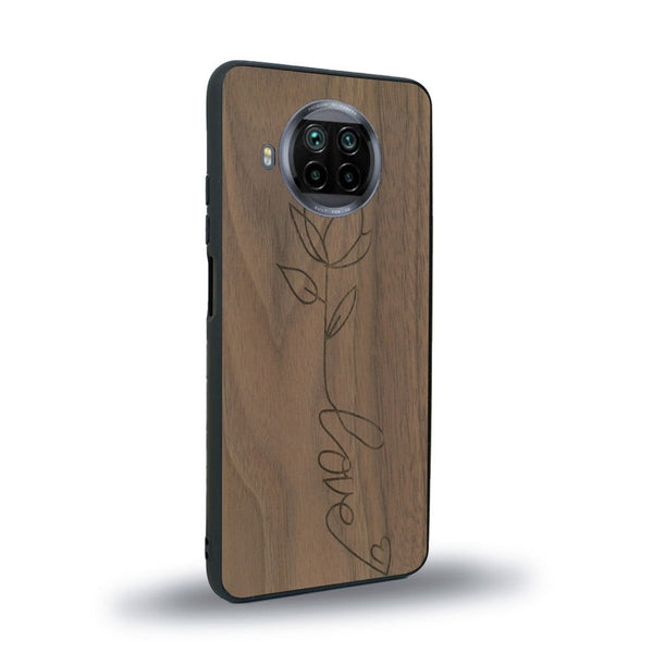 Coque de protection en bois véritable fabriquée en France pour Xiaomi Mi 10T Lite sur le thème de la fête des mères avec un motif représentant une fleur dont la tige forme le mot "love"