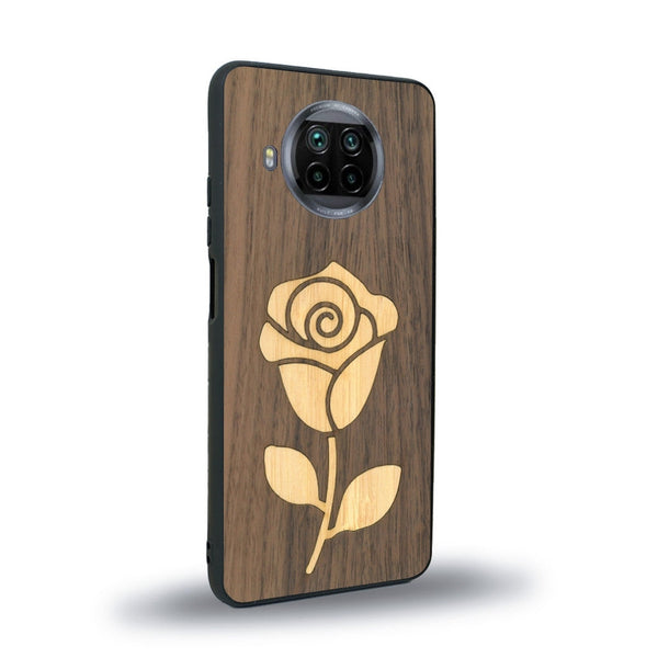 Coque de protection en bois véritable fabriquée en France pour Xiaomi Mi 10T Lite alliant plusieurs essences de bois pour représenter une rose