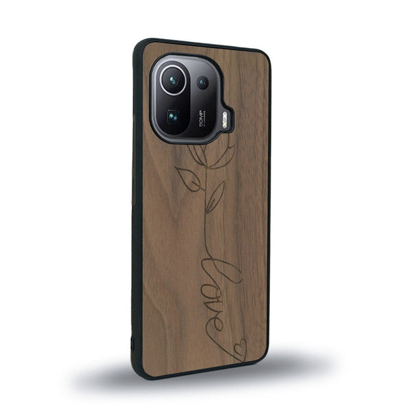 Coque de protection en bois véritable fabriquée en France pour Xiaomi Mi 11 Pro sur le thème de la fête des mères avec un motif représentant une fleur dont la tige forme le mot "love"