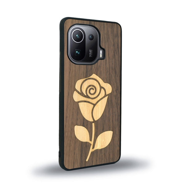 Coque de protection en bois véritable fabriquée en France pour Xiaomi Mi 11 Pro alliant plusieurs essences de bois pour représenter une rose