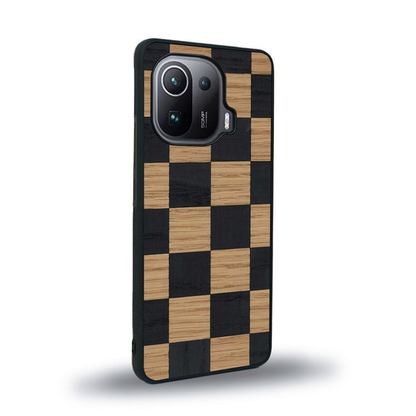 Coque de protection en bois véritable fabriquée en France pour Xiaomi Mi 11 Pro alliant plusieurs essences de bois pour représenter un damier