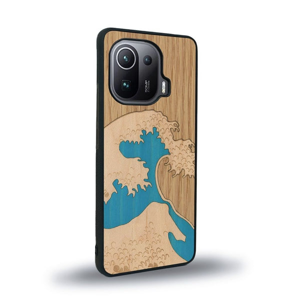 Coque de protection en bois véritable fabriquée en France pour Xiaomi Mi 11 Ultra alliant plusieurs essences de bois pour représenter la célèbre grande vague de Kanagawa