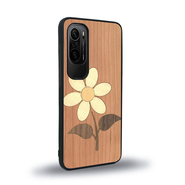 Coque de protection en bois véritable fabriquée en France pour Xiaomi Mi 11i alliant plusieurs essences de bois pour représenter une marguerite