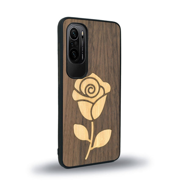 Coque de protection en bois véritable fabriquée en France pour Xiaomi Mi 11i alliant plusieurs essences de bois pour représenter une rose