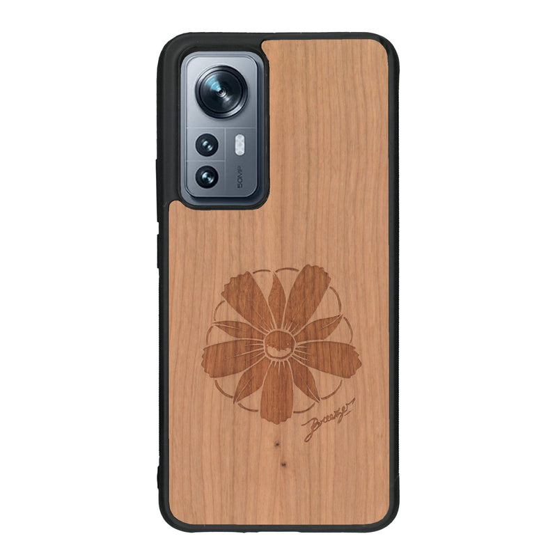 Coque de protection en bois véritable fabriquée en France pour Xiaomi Mi 12 5G sur le thème des fleurs et de la montagne avec un motif de gravure représentant les pétales d'une fleur des montagnes