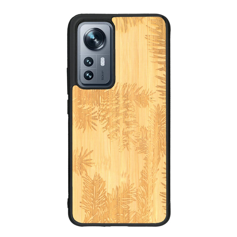 Coque de protection en bois véritable fabriquée en France pour Xiaomi Mi 12 5G sur le thème de la nature des arbres avec un motif de gravure représentant des épines de sapin et des pommes de pin