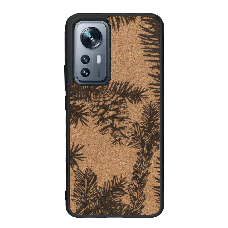 Coque de protection en bois véritable fabriquée en France pour Xiaomi Mi 12 5G sur le thème de la nature des arbres avec un motif de gravure représentant des épines de sapin et des pommes de pin