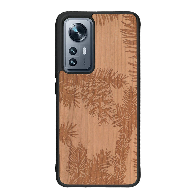 Coque de protection en bois véritable fabriquée en France pour Xiaomi Mi 12 5G sur le thème de la nature des arbres avec un motif de gravure représentant des épines de sapin et des pommes de pin