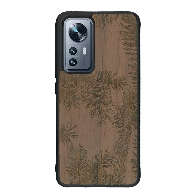 Coque de protection en bois véritable fabriquée en France pour Xiaomi Mi 12 5G sur le thème de la nature des arbres avec un motif de gravure représentant des épines de sapin et des pommes de pin