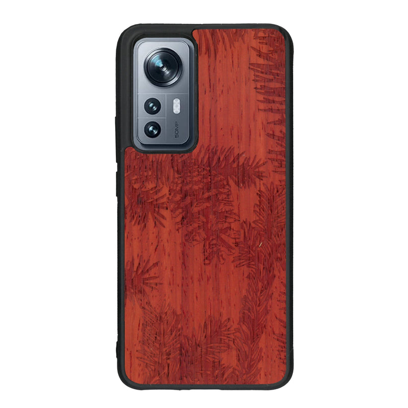 Coque de protection en bois véritable fabriquée en France pour Xiaomi Mi 12 5G sur le thème de la nature des arbres avec un motif de gravure représentant des épines de sapin et des pommes de pin
