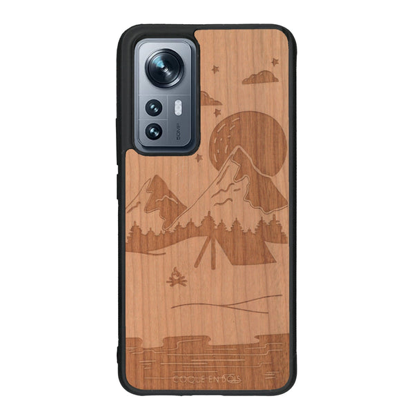 Coque de protection en bois véritable fabriquée en France pour Xiaomi Mi 12 5G sur le thème du camping en pleine nature représentant une tente avec un feu de camp entouré de montagnes