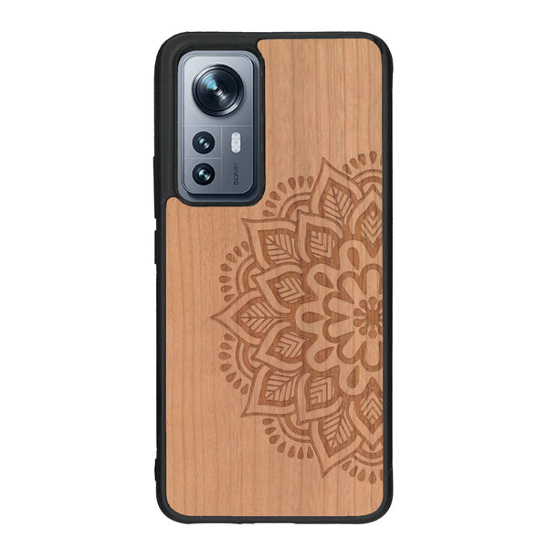 Coque de protection en bois véritable fabriquée en France pour Xiaomi Mi 12 5G sur le thème de la bohème et du tatouage au henné avec une gravure représentant un mandala