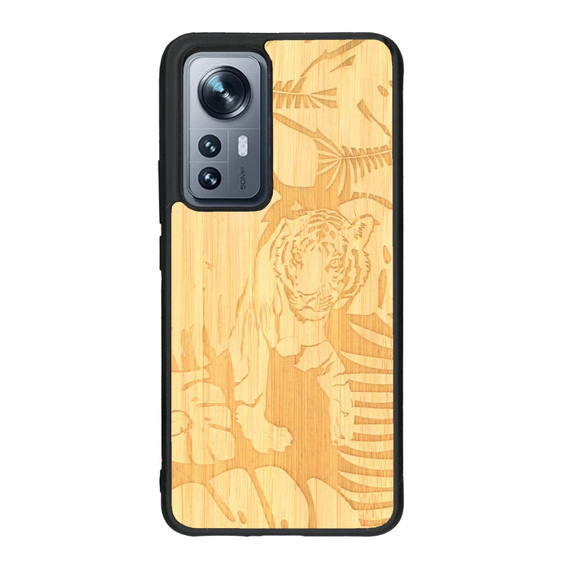 Coque de protection en bois véritable fabriquée en France pour Xiaomi Mi 12 5G sur le thème de la nature et des animaux représentant un tigre dans la jungle entre des fougères