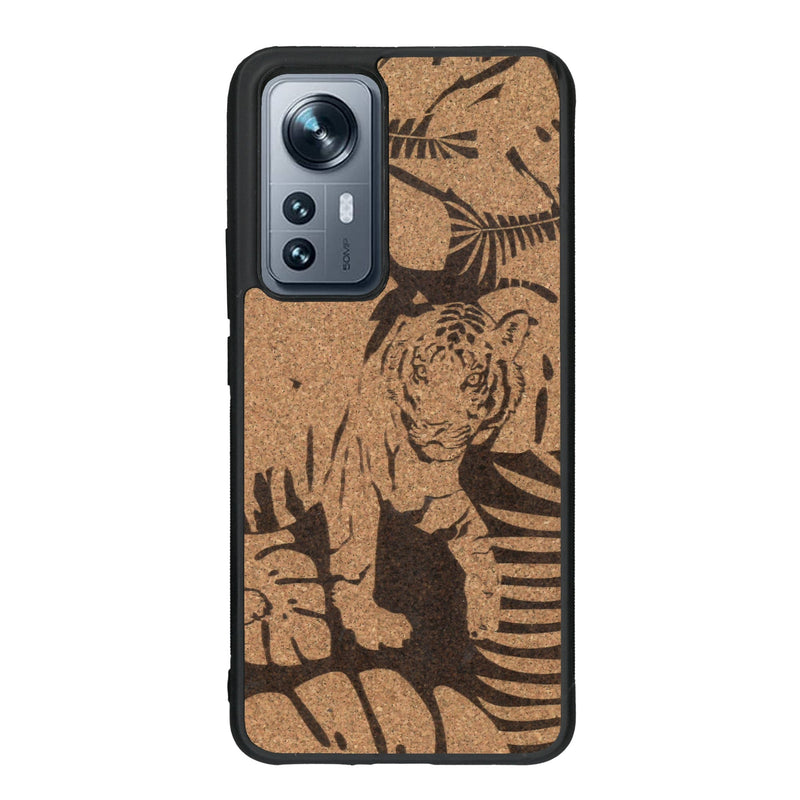 Coque de protection en bois véritable fabriquée en France pour Xiaomi Mi 12 5G sur le thème de la nature et des animaux représentant un tigre dans la jungle entre des fougères