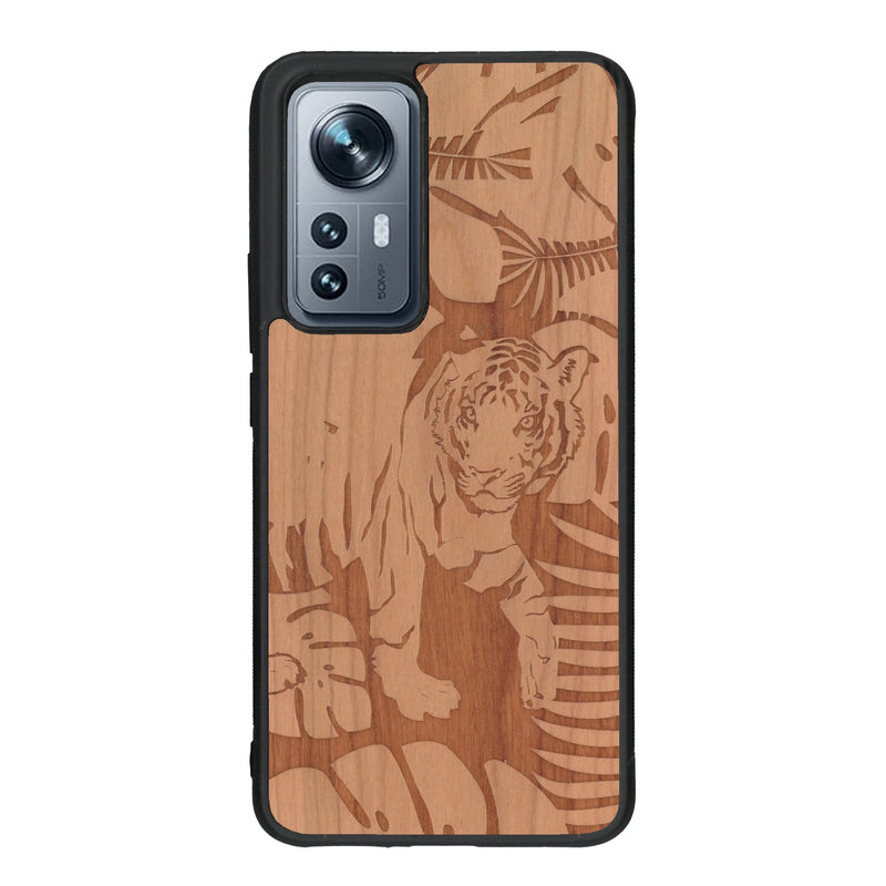 Coque de protection en bois véritable fabriquée en France pour Xiaomi Mi 12 5G sur le thème de la nature et des animaux représentant un tigre dans la jungle entre des fougères