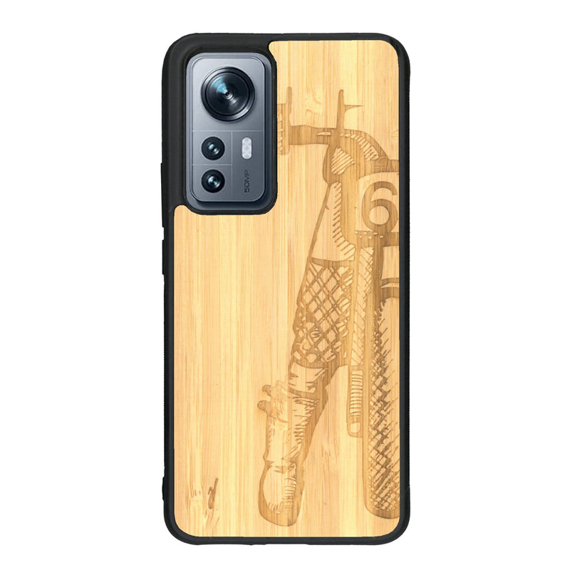 Coque de protection en bois véritable fabriquée en France pour Xiaomi Mi 12 5G représentant une vue de face d'une femme sur une moto vintage dessinée à la main par l'artiste Maud Dabs