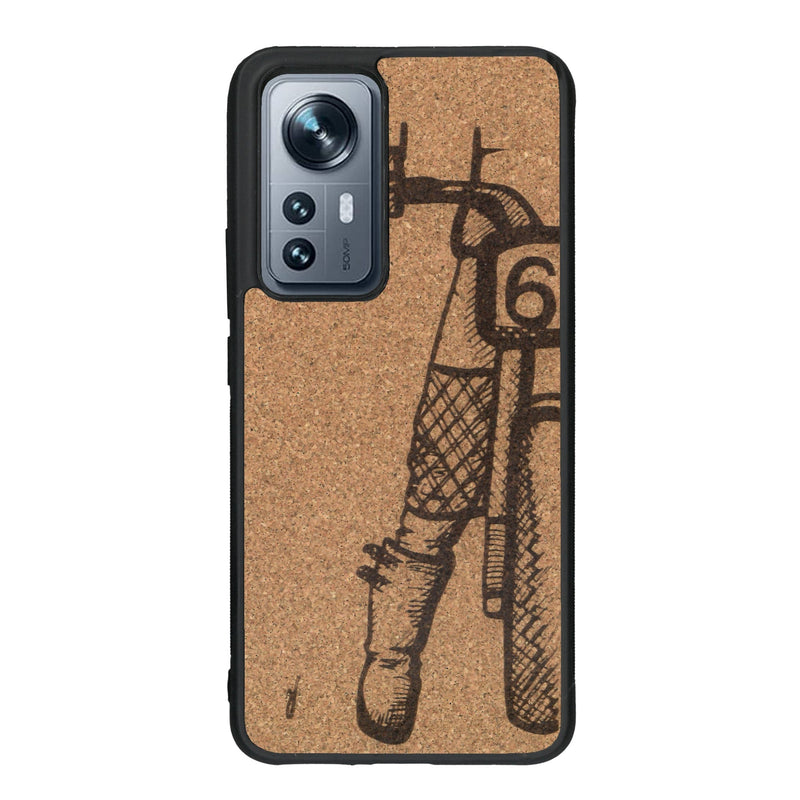 Coque de protection en bois véritable fabriquée en France pour Xiaomi Mi 12 5G représentant une vue de face d'une femme sur une moto vintage dessinée à la main par l'artiste Maud Dabs