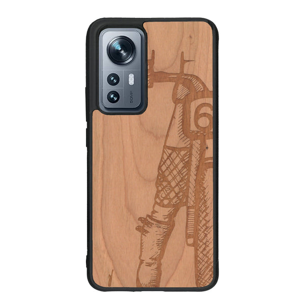Coque de protection en bois véritable fabriquée en France pour Xiaomi Mi 12 5G représentant une vue de face d'une femme sur une moto vintage dessinée à la main par l'artiste Maud Dabs