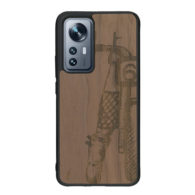 Coque de protection en bois véritable fabriquée en France pour Xiaomi Mi 12 5G représentant une vue de face d'une femme sur une moto vintage dessinée à la main par l'artiste Maud Dabs