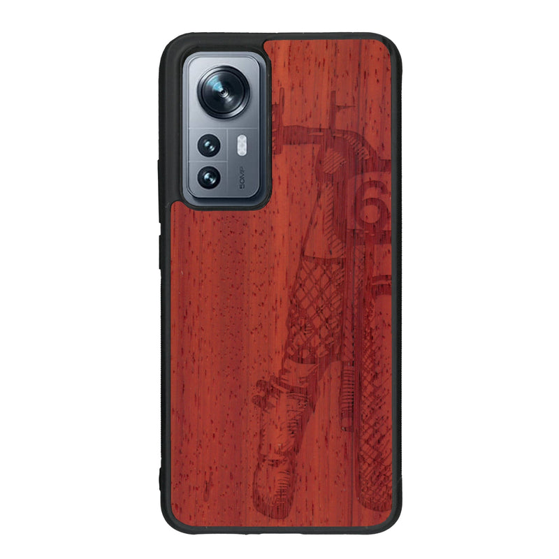 Coque de protection en bois véritable fabriquée en France pour Xiaomi Mi 12 5G représentant une vue de face d'une femme sur une moto vintage dessinée à la main par l'artiste Maud Dabs