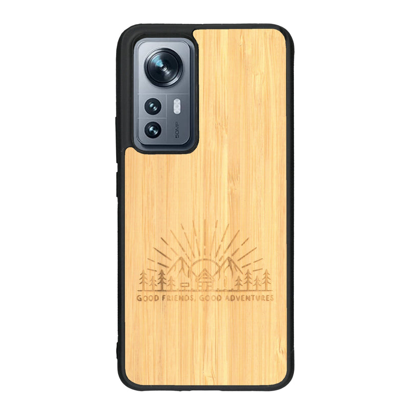 Coque de protection en bois véritable fabriquée en France pour Xiaomi Mi 12 5G sur le thème chill et nature avec un motif représentant un levé de soleil sur un paysage de montagne avec des sapins et un chalet et la phrase "Good friends, good adventure"