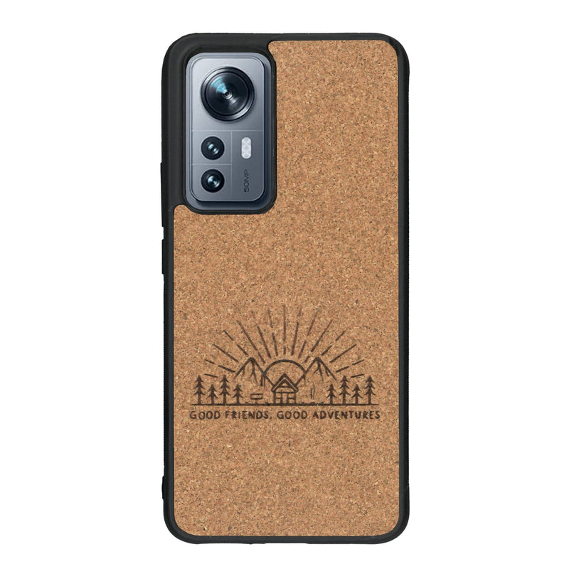 Coque de protection en bois véritable fabriquée en France pour Xiaomi Mi 12 5G sur le thème chill et nature avec un motif représentant un levé de soleil sur un paysage de montagne avec des sapins et un chalet et la phrase "Good friends, good adventure"