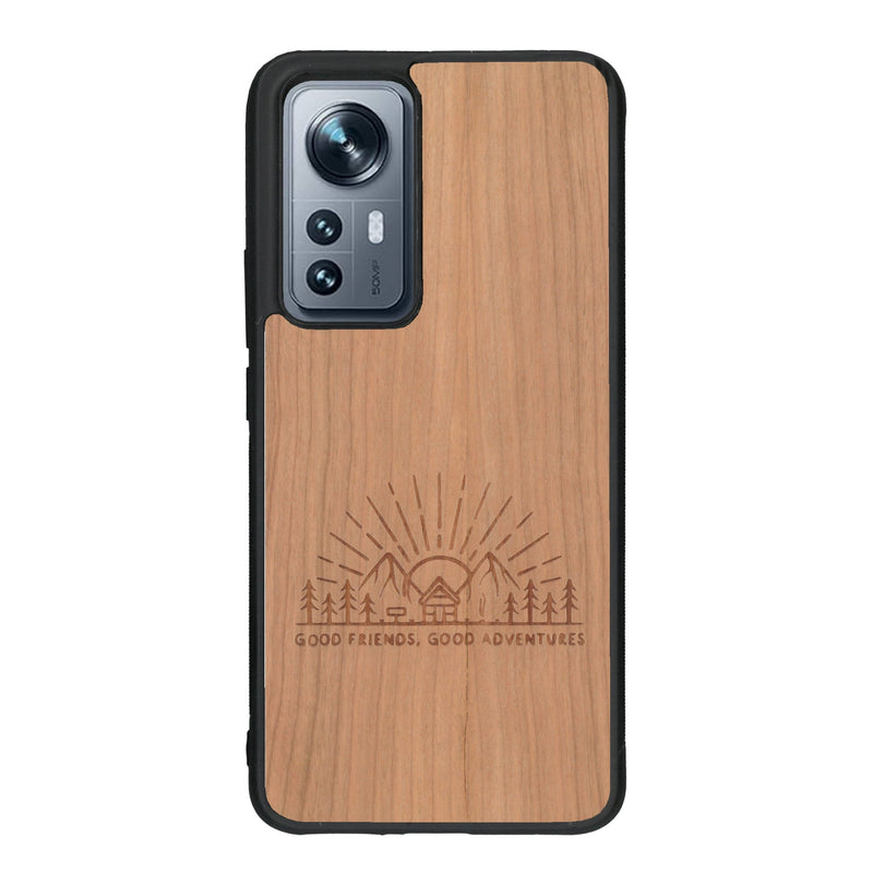 Coque de protection en bois véritable fabriquée en France pour Xiaomi Mi 12 5G sur le thème chill et nature avec un motif représentant un levé de soleil sur un paysage de montagne avec des sapins et un chalet et la phrase "Good friends, good adventure"