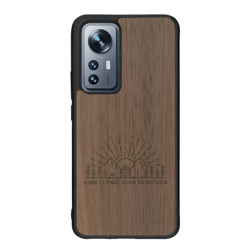 Coque de protection en bois véritable fabriquée en France pour Xiaomi Mi 12 5G sur le thème chill et nature avec un motif représentant un levé de soleil sur un paysage de montagne avec des sapins et un chalet et la phrase "Good friends, good adventure"