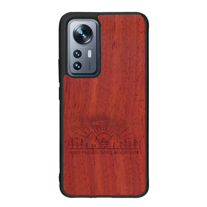 Coque de protection en bois véritable fabriquée en France pour Xiaomi Mi 12 5G sur le thème chill et nature avec un motif représentant un levé de soleil sur un paysage de montagne avec des sapins et un chalet et la phrase "Good friends, good adventure"