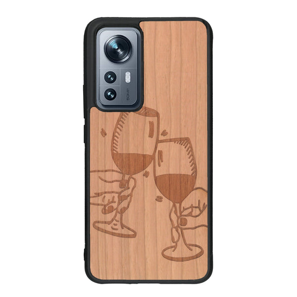 Coque de protection en bois véritable fabriquée en France pour Xiaomi Mi 12 5G représentant une vue de face d'une flute de champagne dessinée à la main par l'artiste Maud Dabs